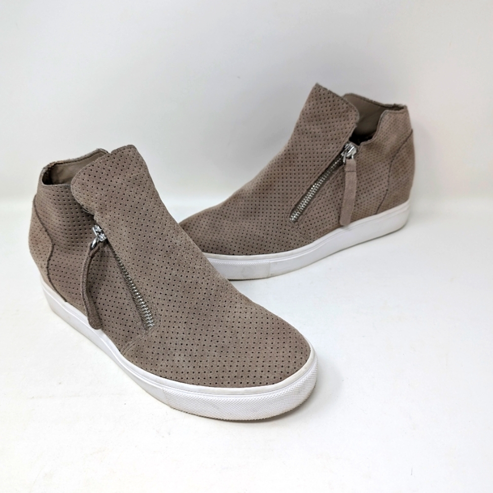 Women's Steve Madden suede ankle bootie. Size 8.5. Tan